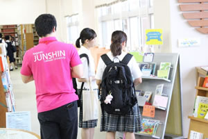 図書館展示を見学する高校生