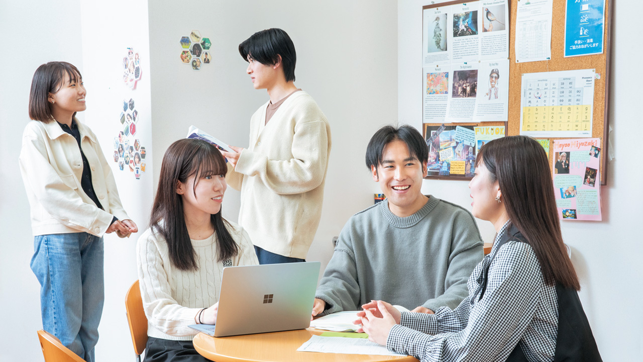 ⾔語⽂化情報学科