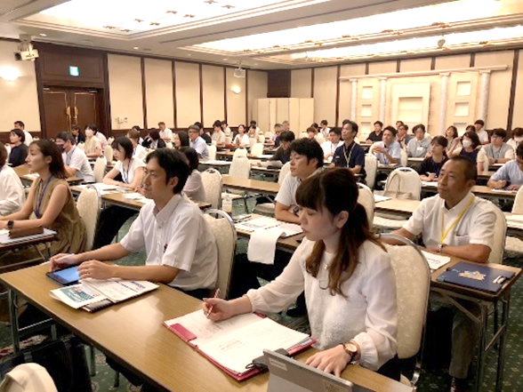 「３CATS長崎」の参加者が話を聞いている。