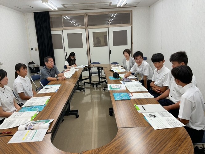 長崎純心大学で、口加高等学校の生徒が児童福祉に関するミニ講座を受けている。